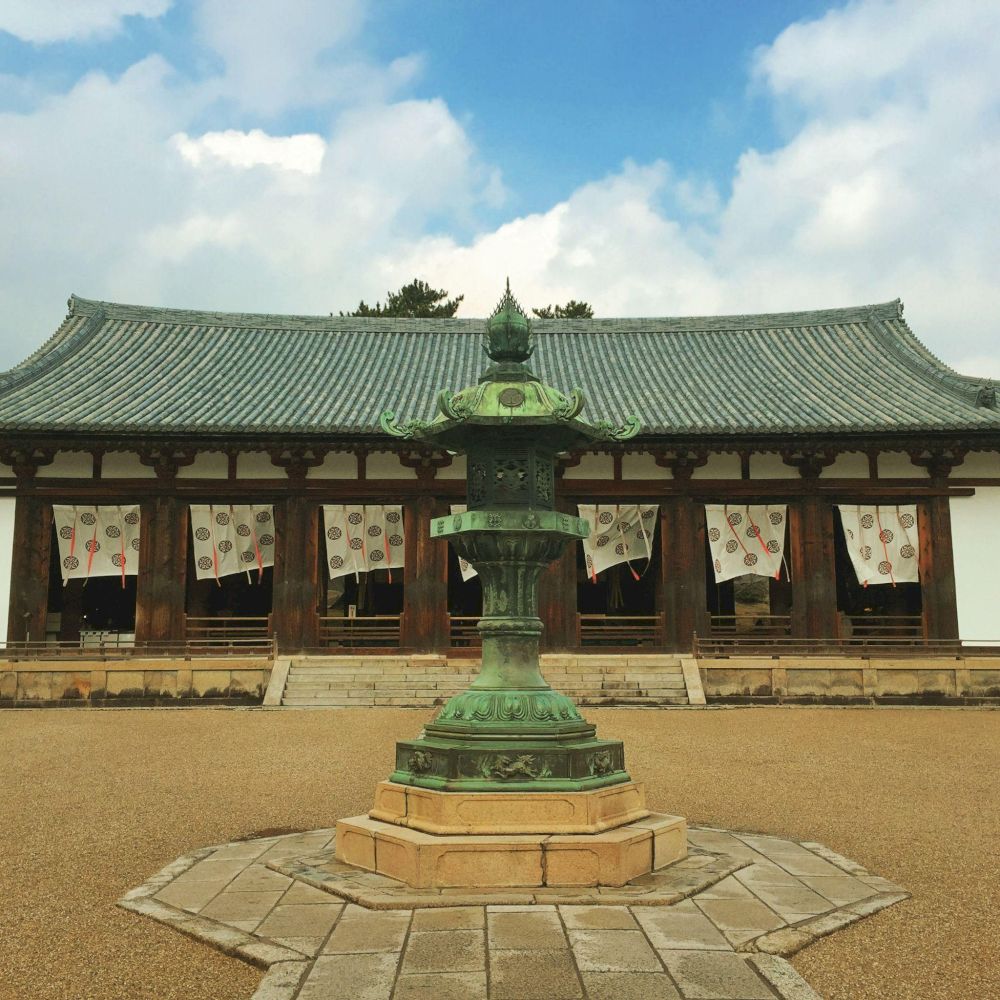 The five-story pagoda and main hall (Kondo) are recognized as the world's oldest wooden buildings, showcasing the adaptation of Chinese Buddhist architecture to Japanese culture (Source: Freepik)